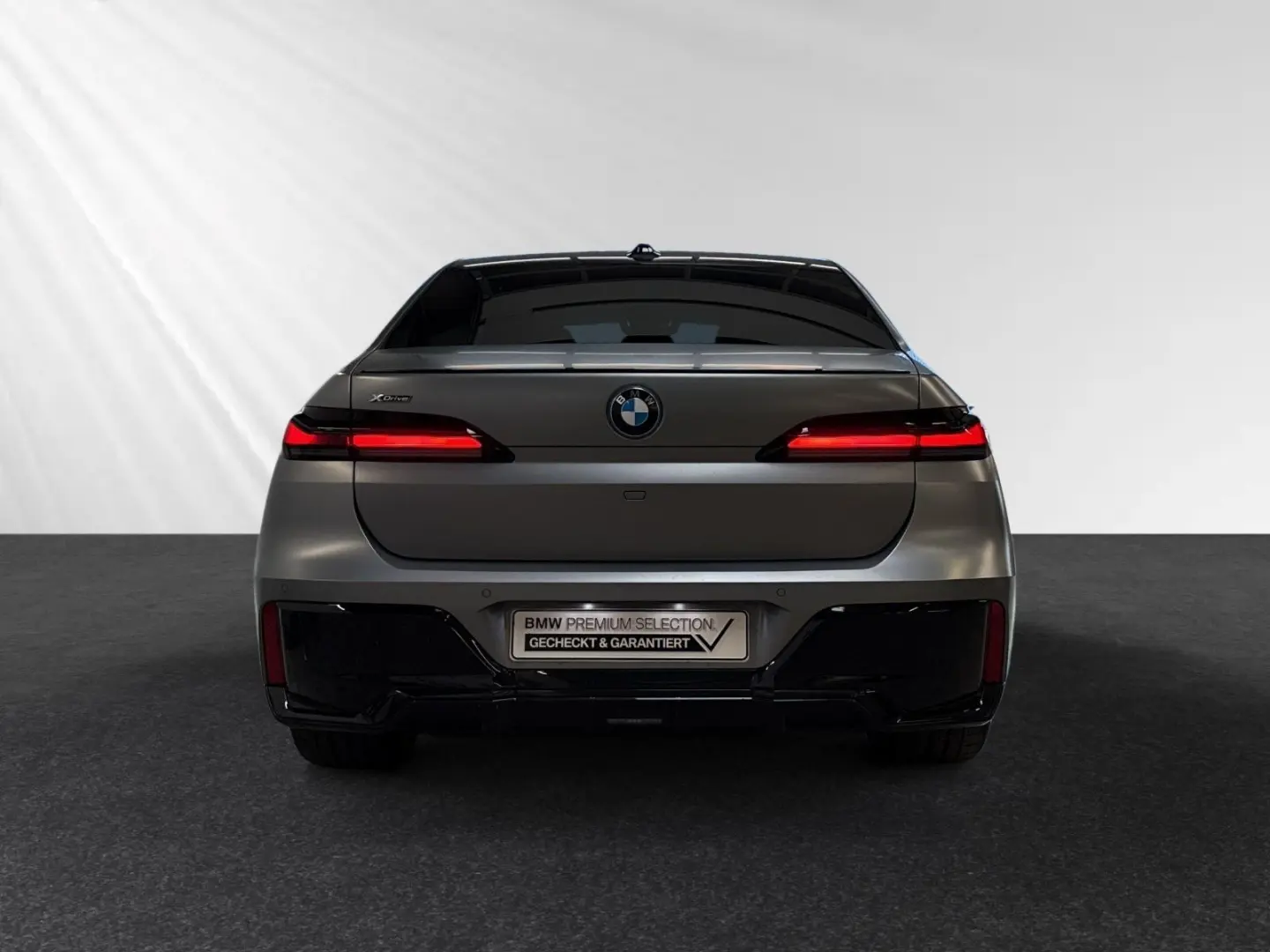 750e xDrive Individual/Frozen|M Sport Pro|B&W