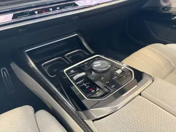 750e xDrive Individual/Frozen|M Sport Pro|B&W