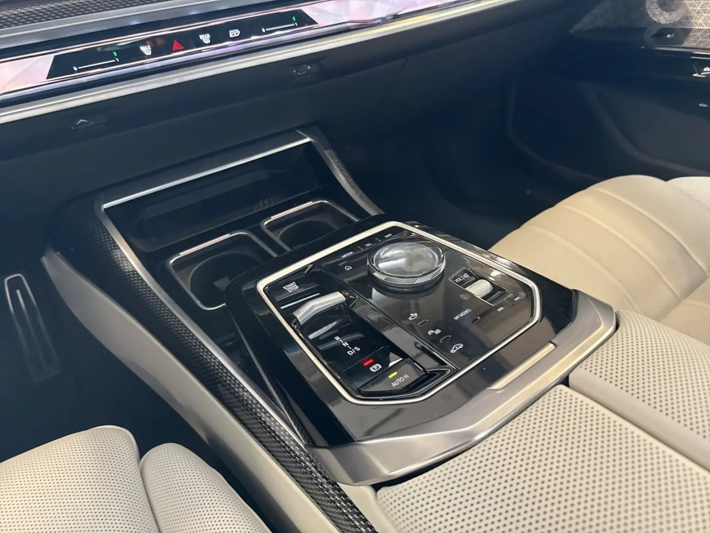 750e xDrive Individual/Frozen|M Sport Pro|B&W