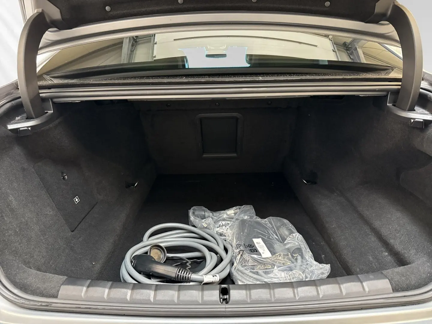 750e xDrive Individual/Frozen|M Sport Pro|B&W