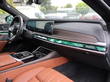 BMW Seria 750e 2025
