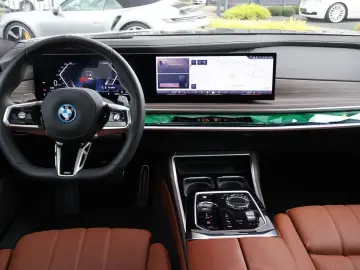 BMW Seria 750e 2025