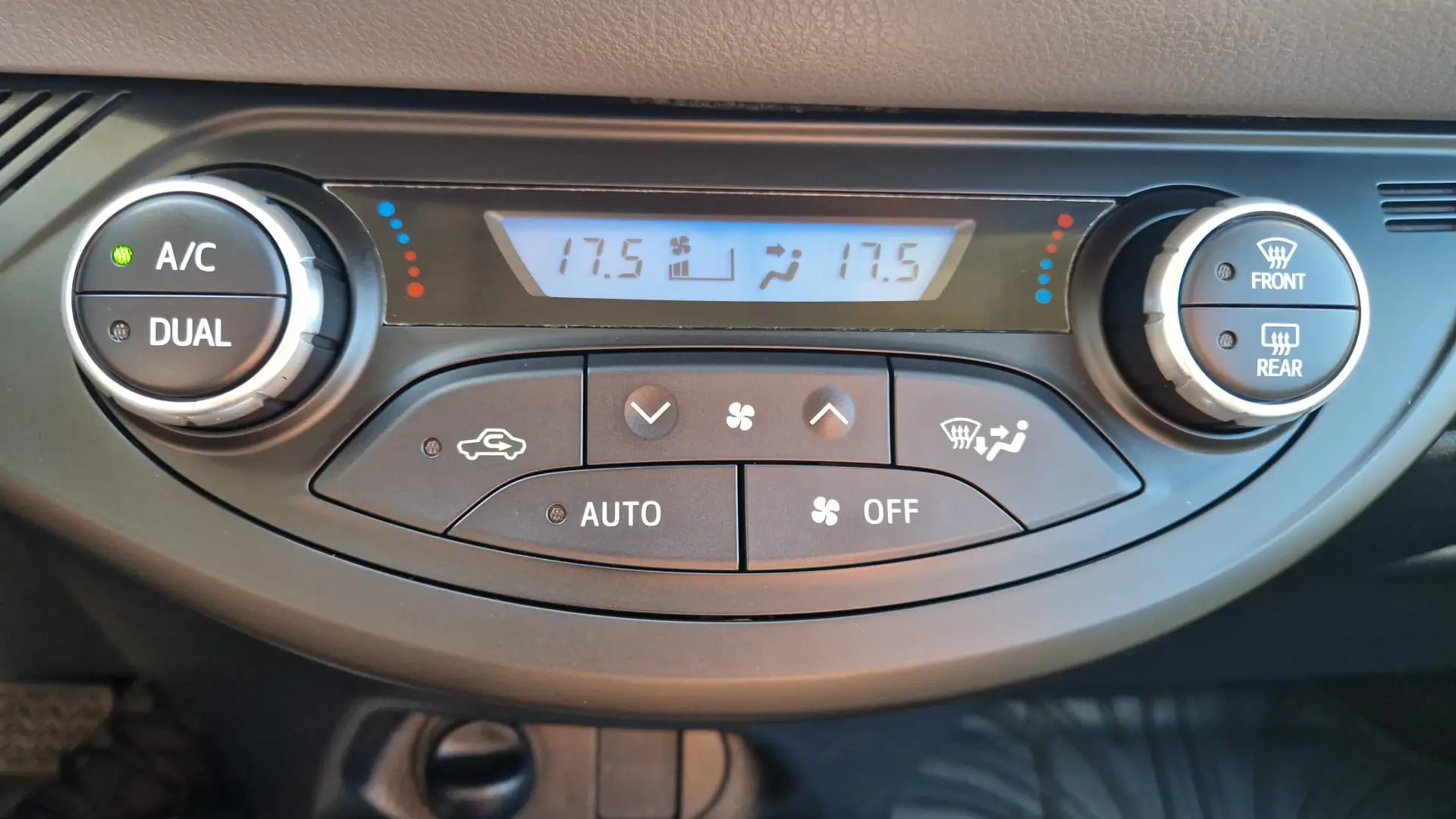 Toyota Yaris 1.5 VVT-i HSD Terra