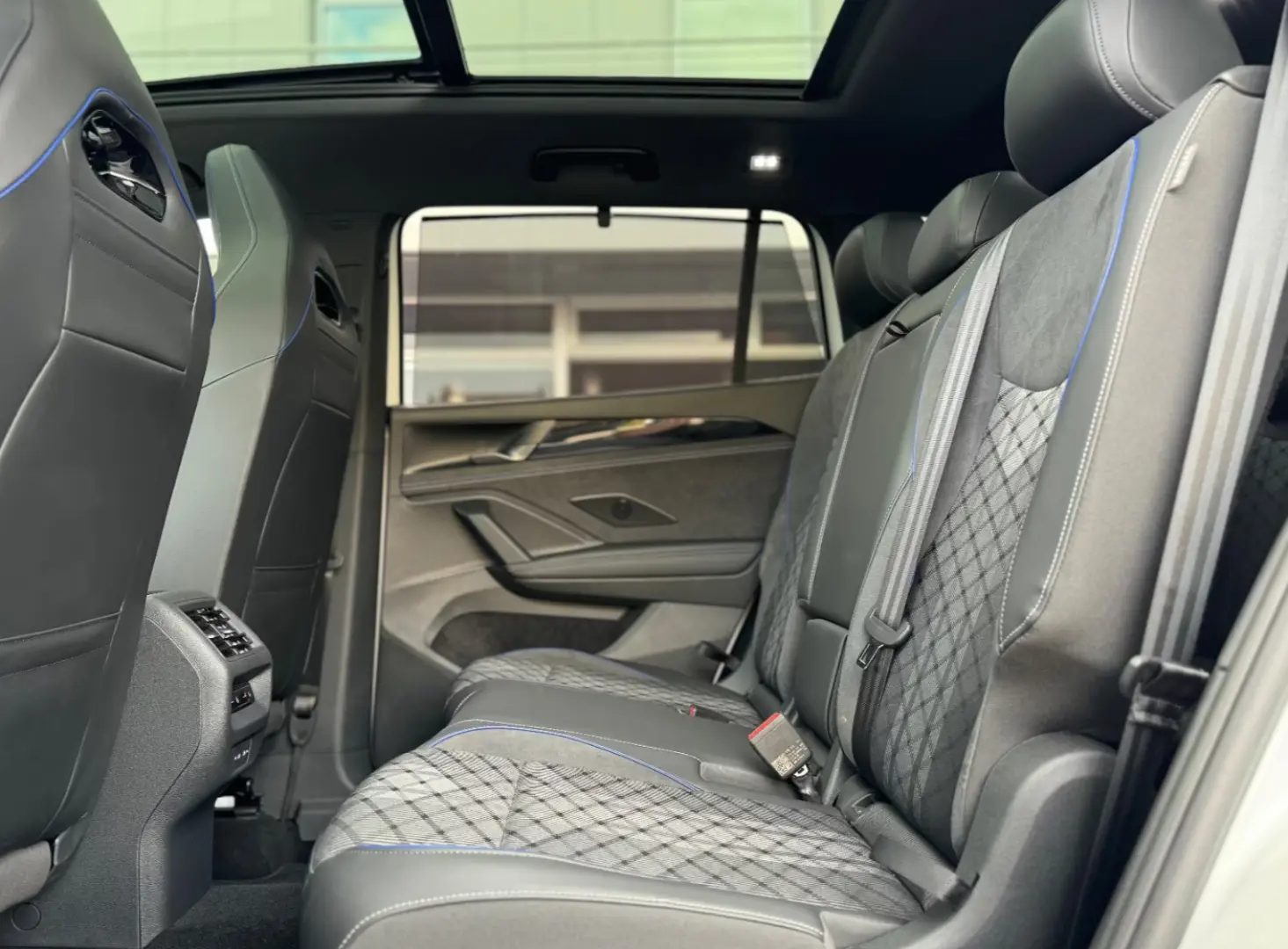 Volkswagen TAYRON 2.0TDI 4MOTION R LINE 7-SITZE STANDHEIZ