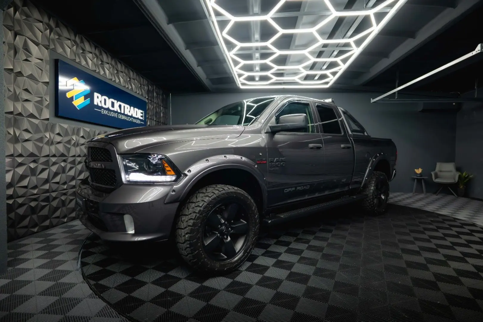 RAM 5.7 V8 HEMI 4x4 OFFROAD Night LONGBED 19%