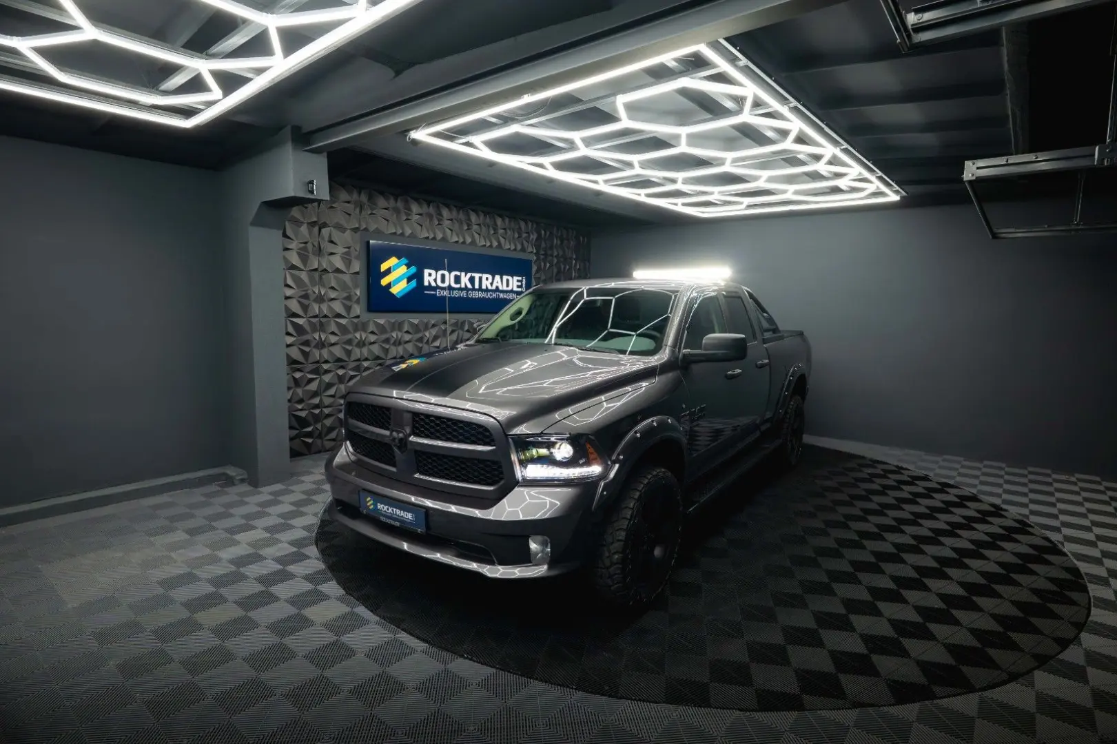 RAM 5.7 V8 HEMI 4x4 OFFROAD Night LONGBED 19%