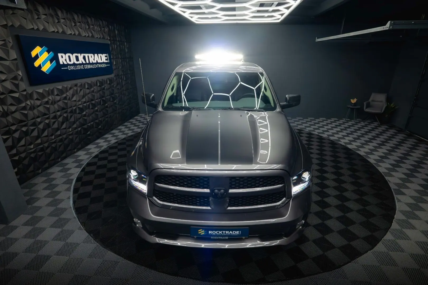 RAM 5.7 V8 HEMI 4x4 OFFROAD Night LONGBED 19%