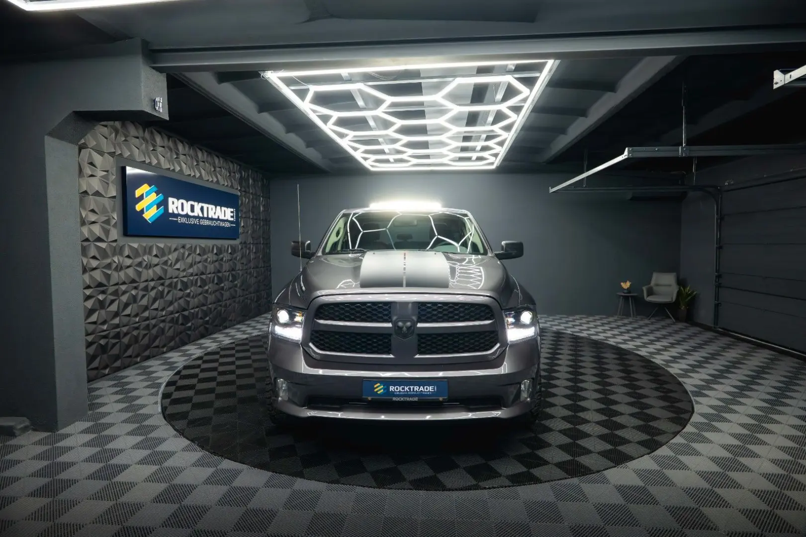 RAM 5.7 V8 HEMI 4x4 OFFROAD Night LONGBED 19%