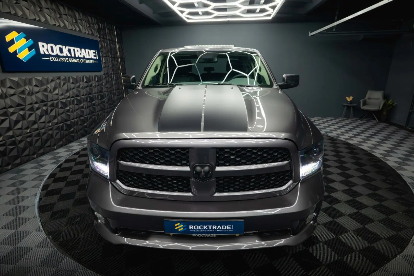 RAM 5.7 V8 HEMI 4x4 OFFROAD Night LONGBED 19%
