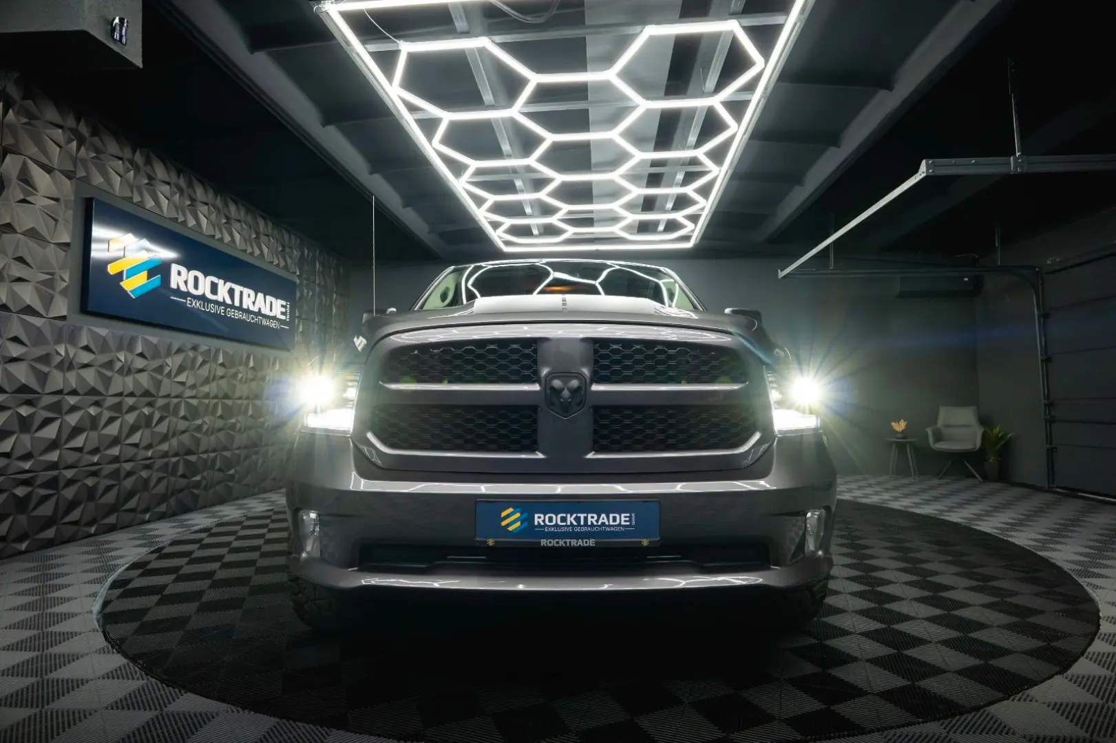 RAM 5.7 V8 HEMI 4x4 OFFROAD Night LONGBED 19%