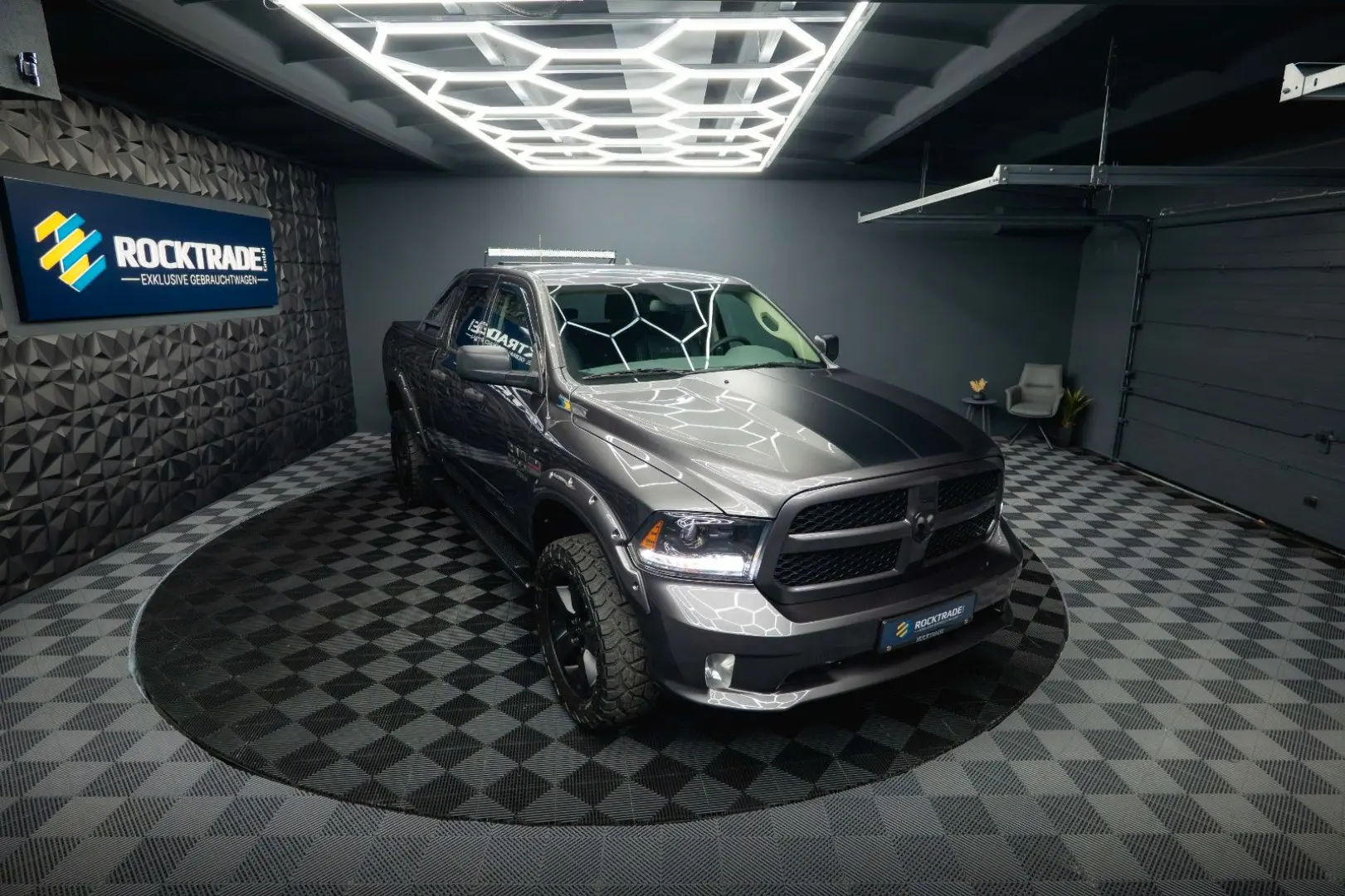 RAM 5.7 V8 HEMI 4x4 OFFROAD Night LONGBED 19%