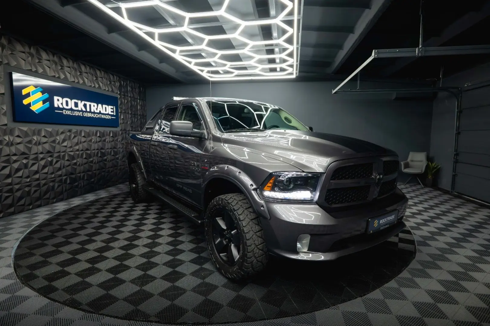 RAM 5.7 V8 HEMI 4x4 OFFROAD Night LONGBED 19%