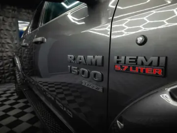 RAM 5.7 V8 HEMI 4x4 OFFROAD Night LONGBED 19%