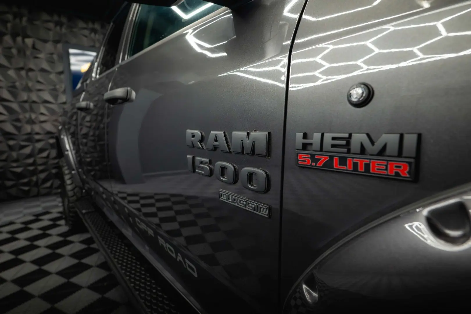 RAM 5.7 V8 HEMI 4x4 OFFROAD Night LONGBED 19%