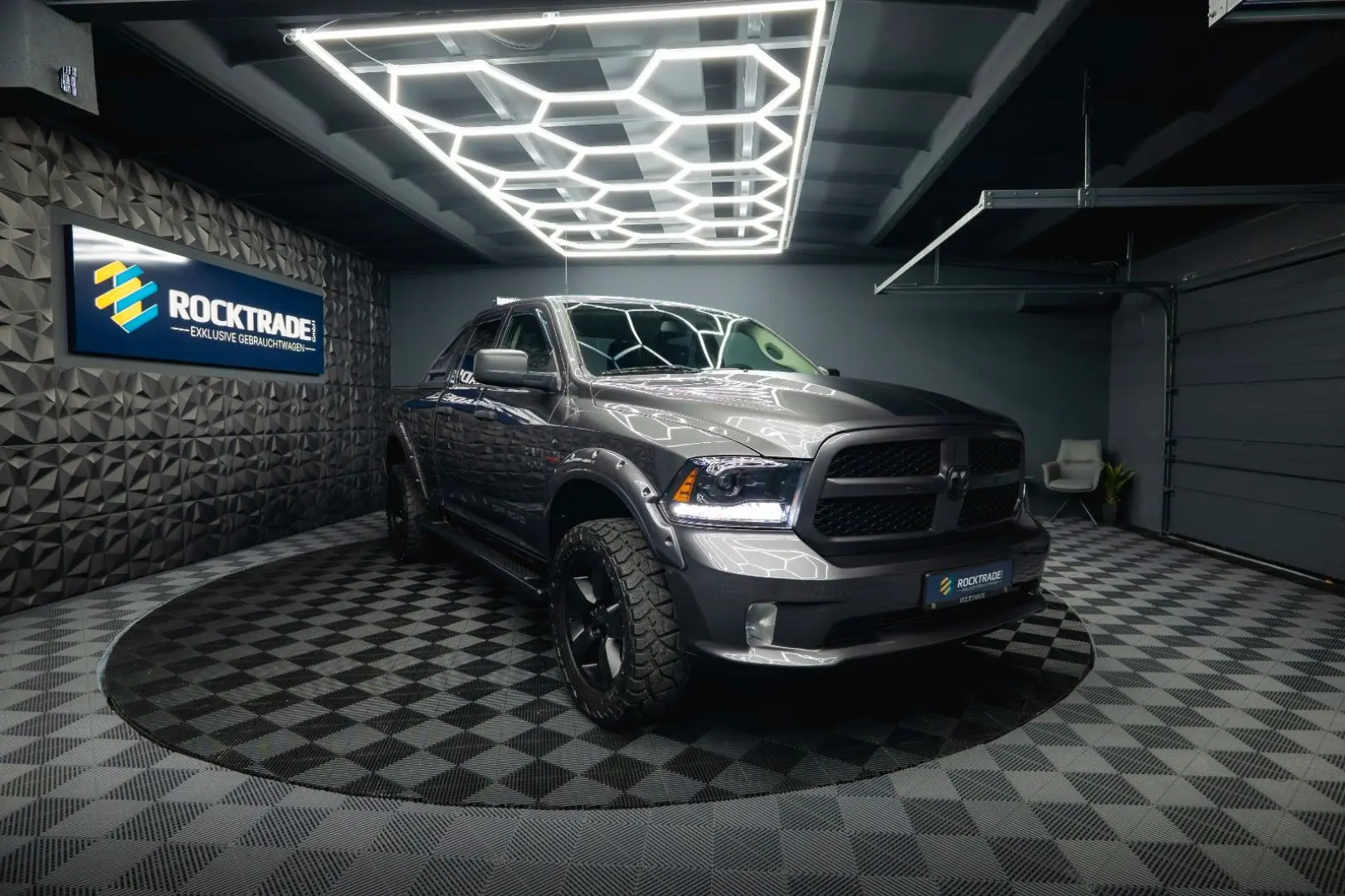 RAM 5.7 V8 HEMI 4x4 OFFROAD Night LONGBED 19%