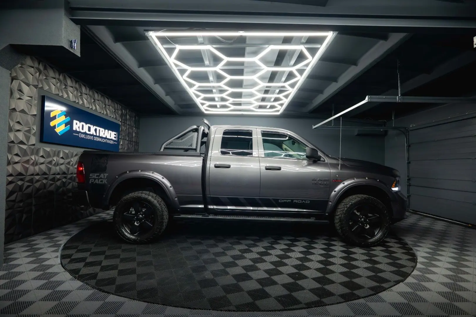RAM 5.7 V8 HEMI 4x4 OFFROAD Night LONGBED 19%