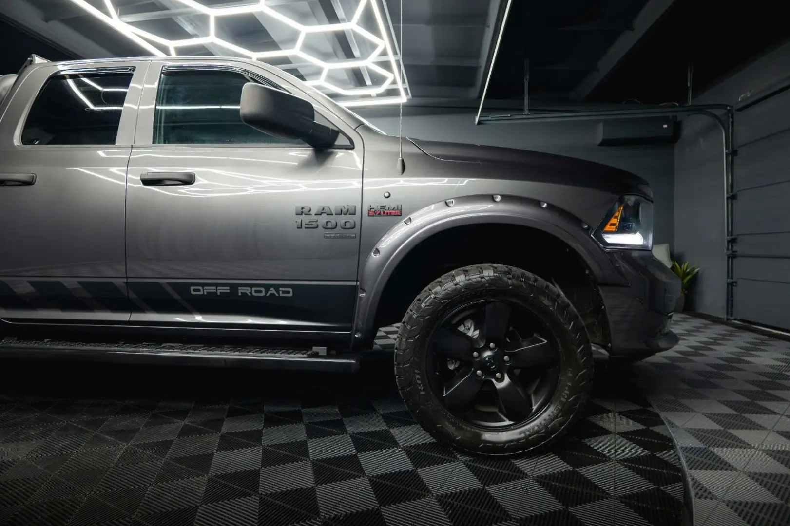 RAM 5.7 V8 HEMI 4x4 OFFROAD Night LONGBED 19%