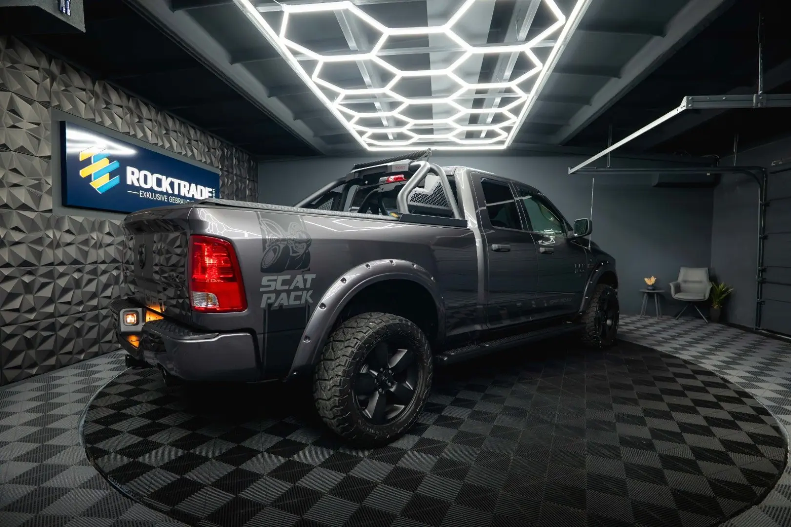 RAM 5.7 V8 HEMI 4x4 OFFROAD Night LONGBED 19%