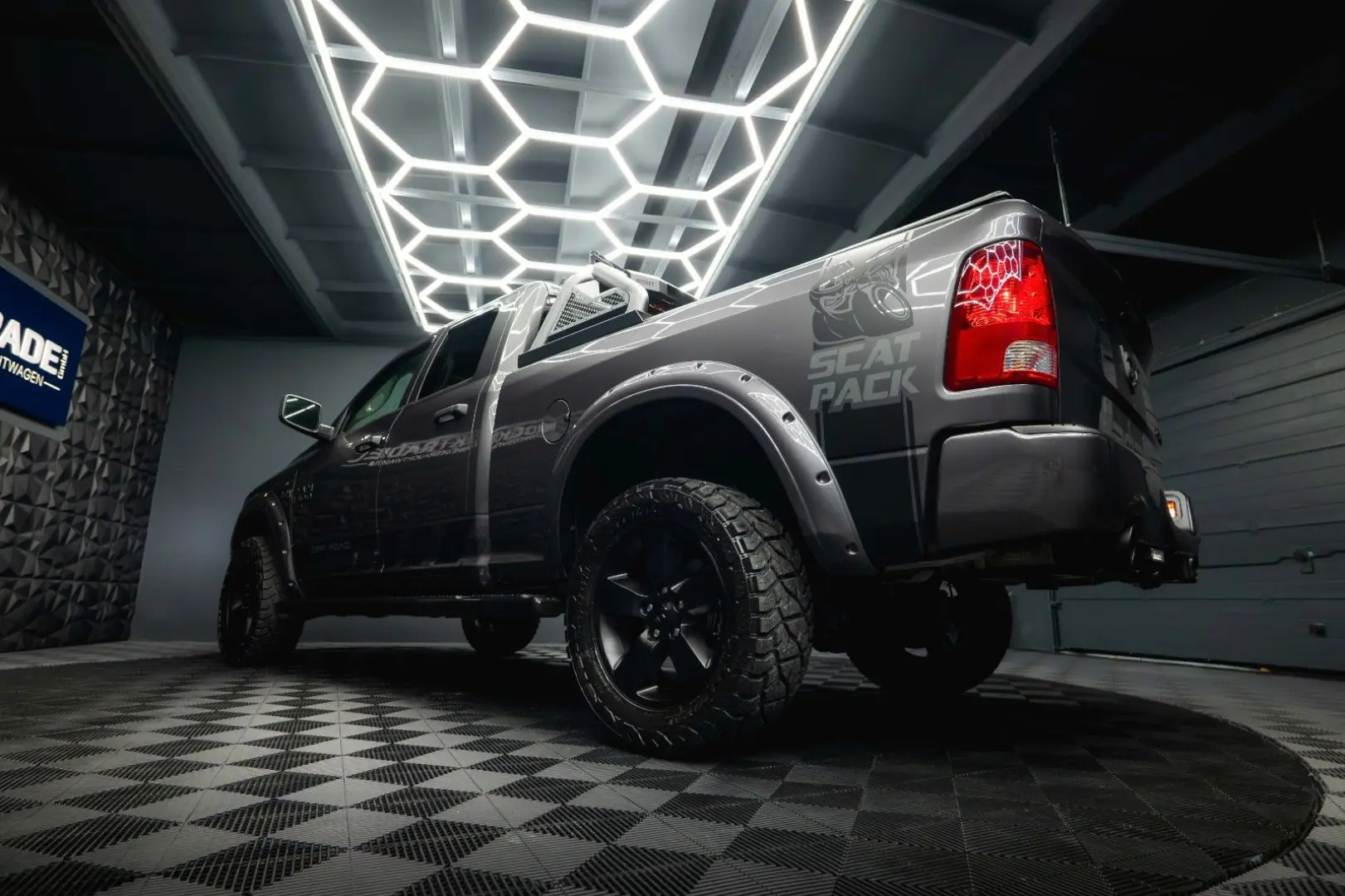 RAM 5.7 V8 HEMI 4x4 OFFROAD Night LONGBED 19%