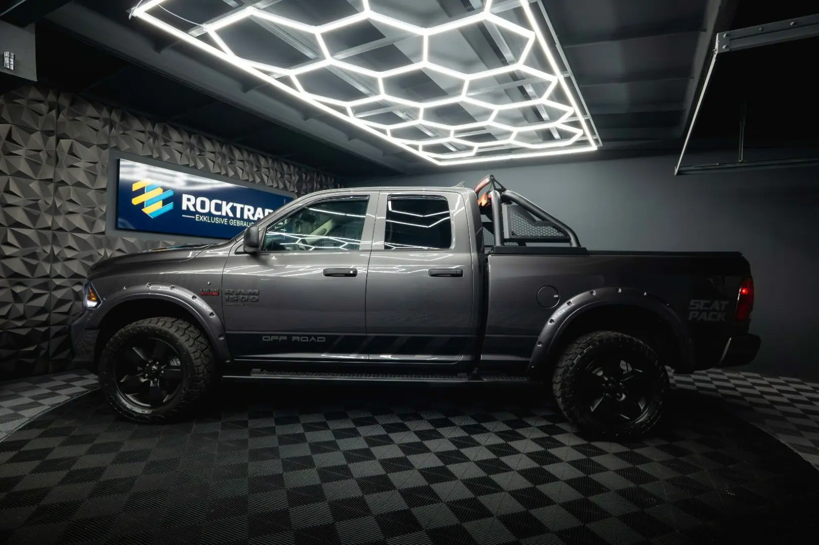 RAM 5.7 V8 HEMI 4x4 OFFROAD Night LONGBED 19%