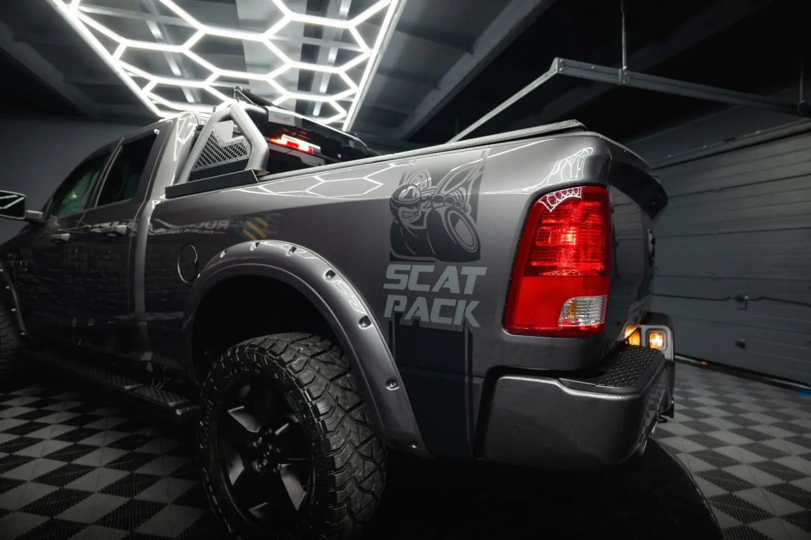 RAM 5.7 V8 HEMI 4x4 OFFROAD Night LONGBED 19%