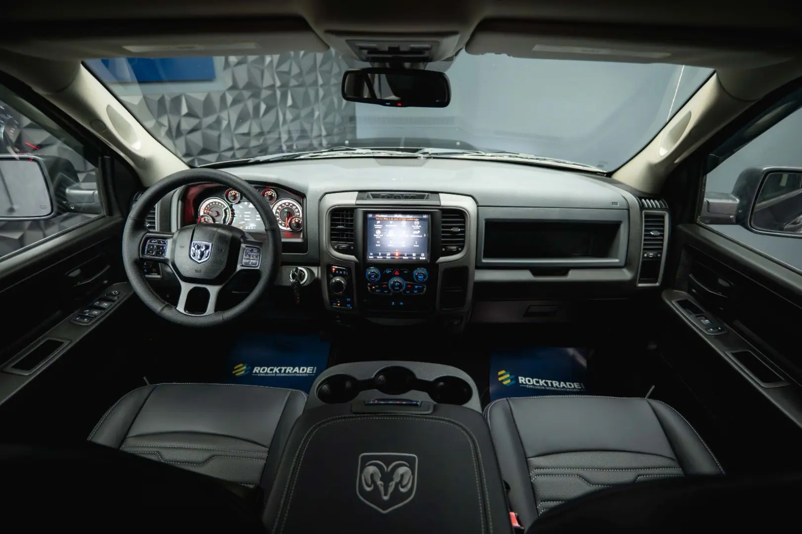 RAM 5.7 V8 HEMI 4x4 OFFROAD Night LONGBED 19%