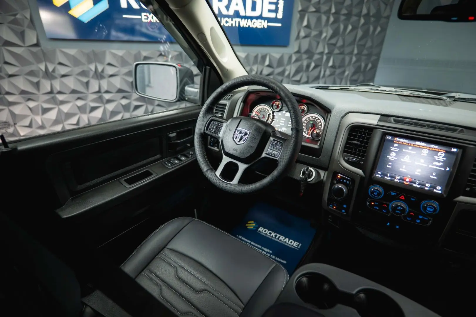 RAM 5.7 V8 HEMI 4x4 OFFROAD Night LONGBED 19%