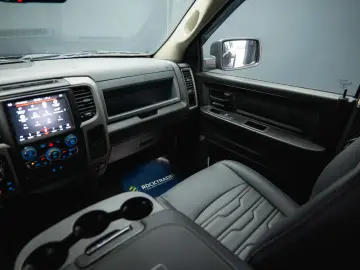 RAM 5.7 V8 HEMI 4x4 OFFROAD Night LONGBED 19%
