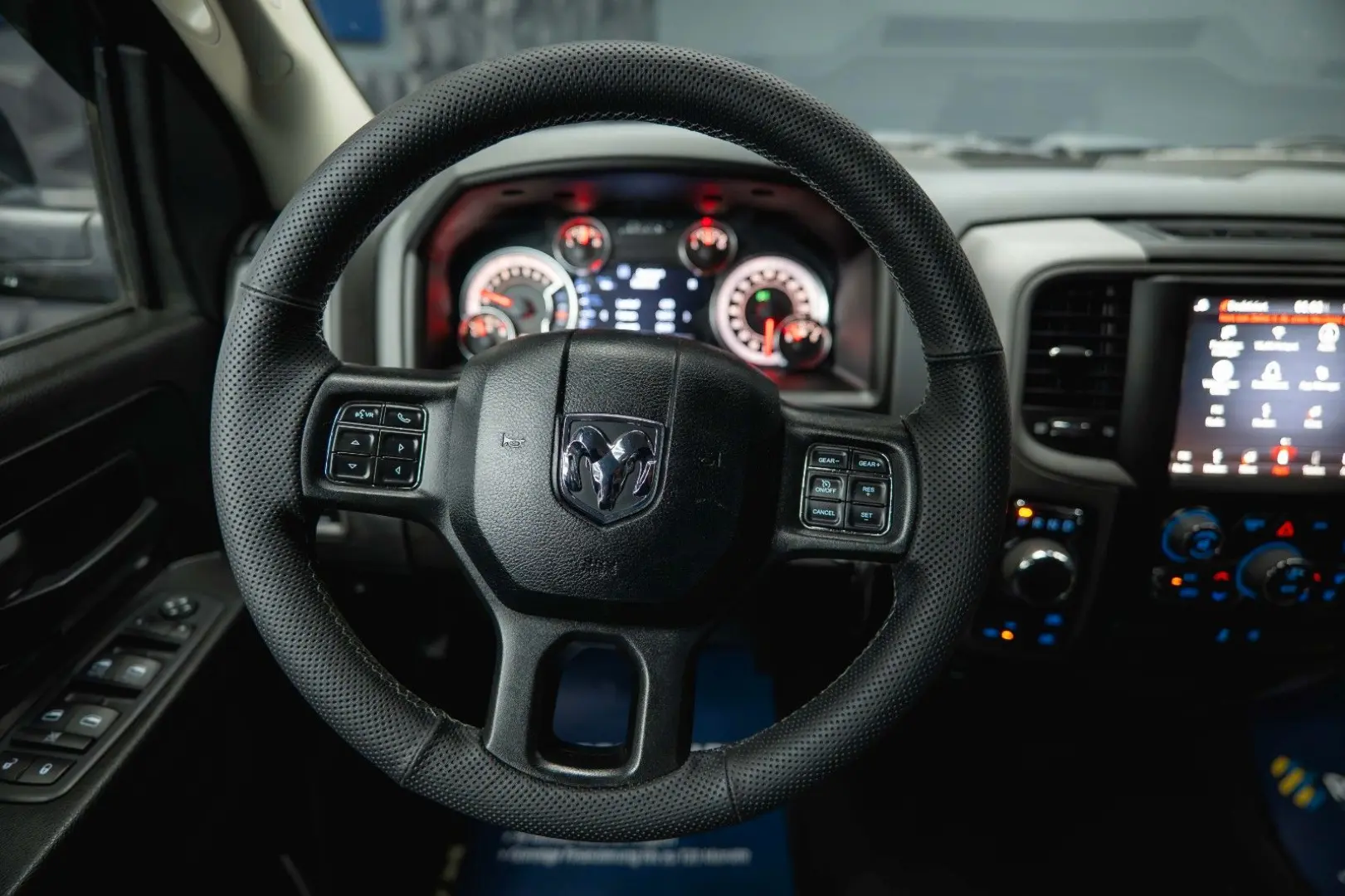 RAM 5.7 V8 HEMI 4x4 OFFROAD Night LONGBED 19%