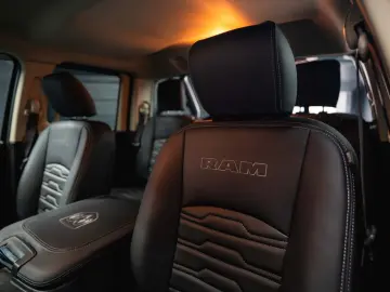 RAM 5.7 V8 HEMI 4x4 OFFROAD Night LONGBED 19%