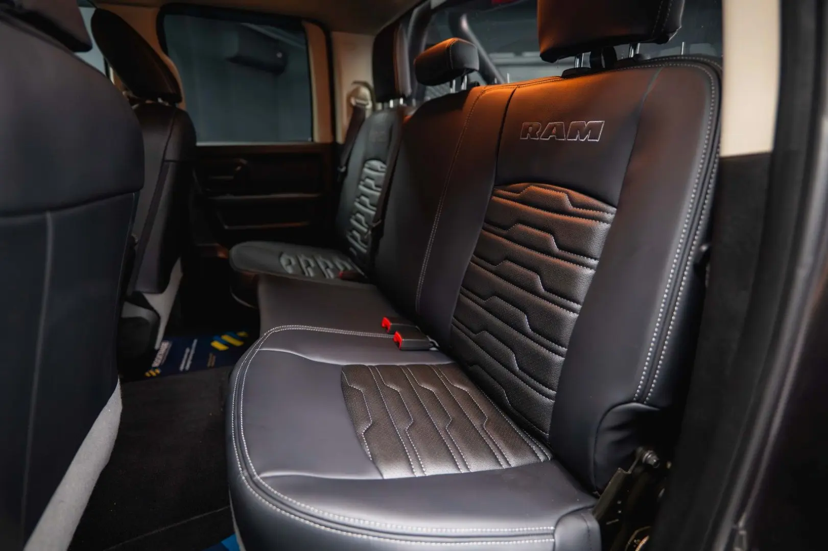 RAM 5.7 V8 HEMI 4x4 OFFROAD Night LONGBED 19%