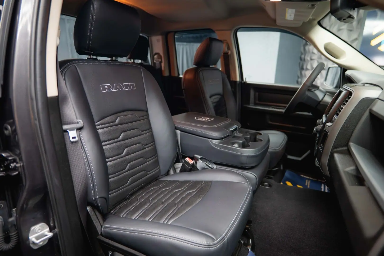 RAM 5.7 V8 HEMI 4x4 OFFROAD Night LONGBED 19%
