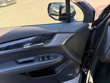 CADILLAC XT 6