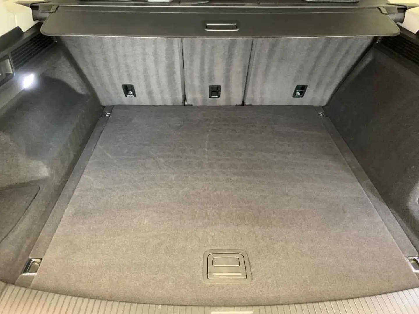 Touareg TDI tiptr. 4M *LEDER*NAV*AHK*R-CAM*LUFTF