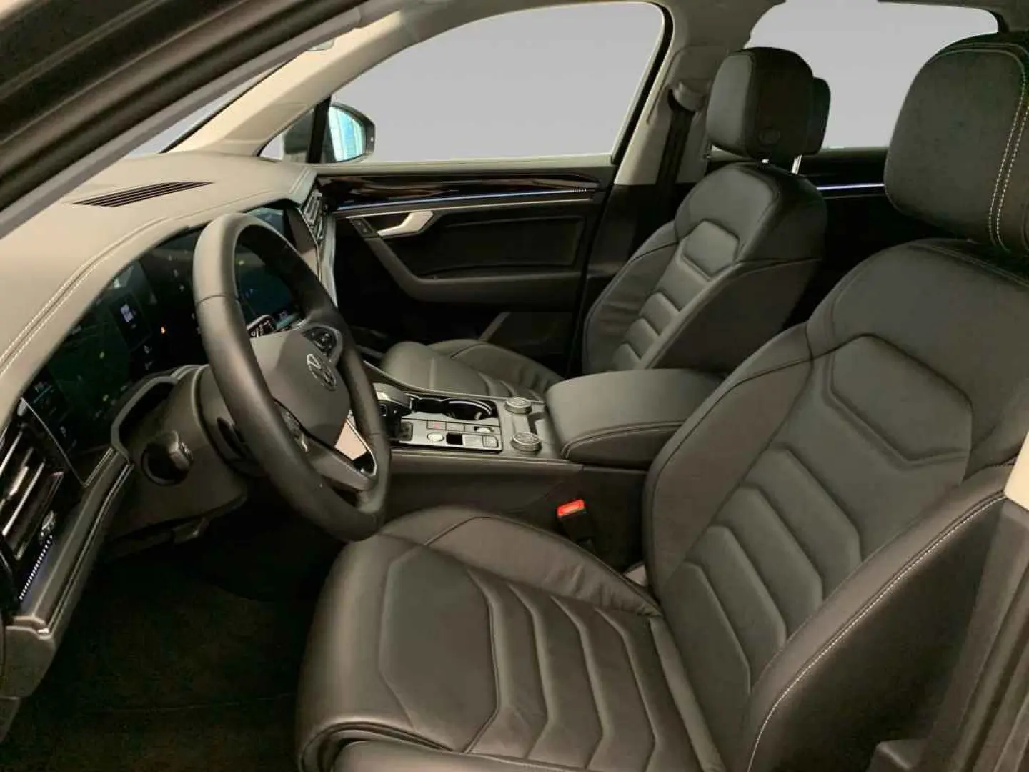 Touareg TDI tiptr. 4M *LEDER*NAV*AHK*R-CAM*LUFTF