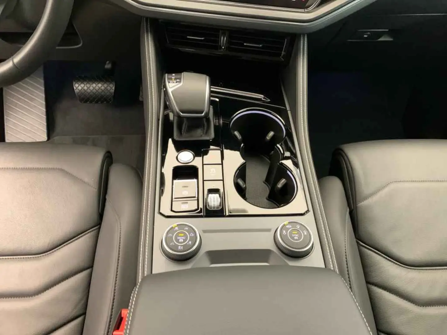 Touareg TDI tiptr. 4M *LEDER*NAV*AHK*R-CAM*LUFTF