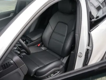E-Hybrid Coupé SPORTDESIGN-PAKET-INNODRIVE-HUD