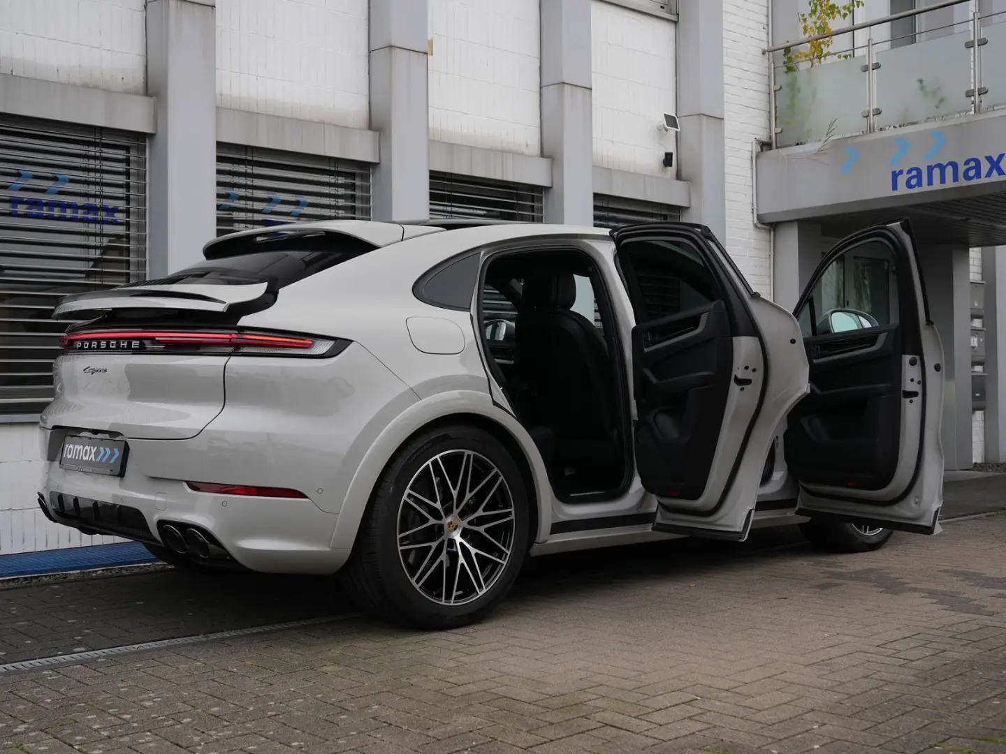 E-Hybrid Coupé SPORTDESIGN-PAKET-INNODRIVE-HUD