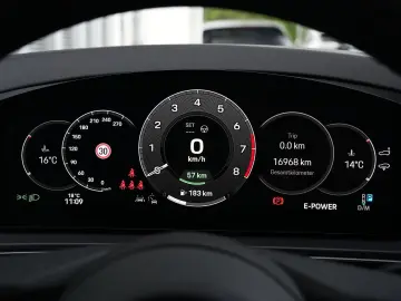 E-Hybrid Coupé SPORTDESIGN-PAKET-INNODRIVE-HUD