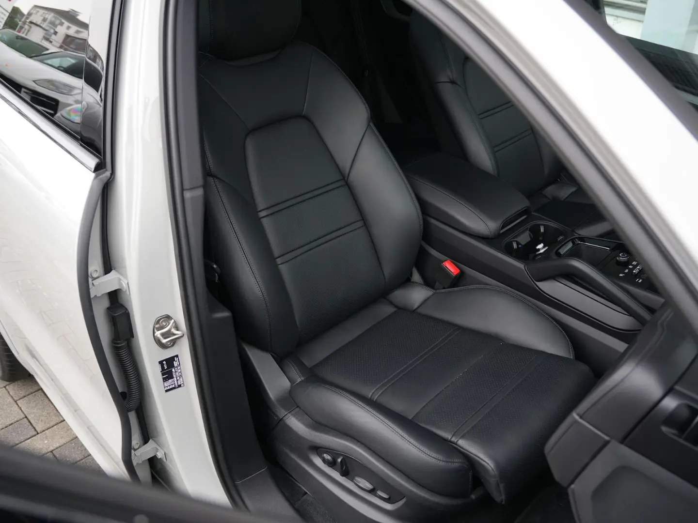 E-Hybrid Coupé SPORTDESIGN-PAKET-INNODRIVE-HUD