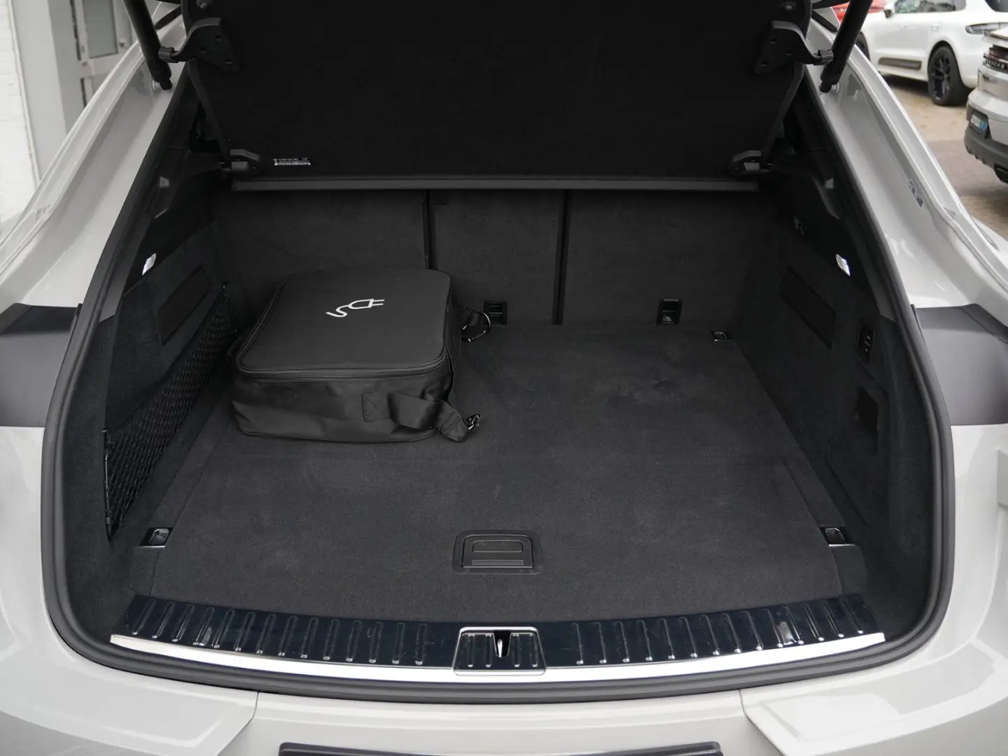 E-Hybrid Coupé SPORTDESIGN-PAKET-INNODRIVE-HUD