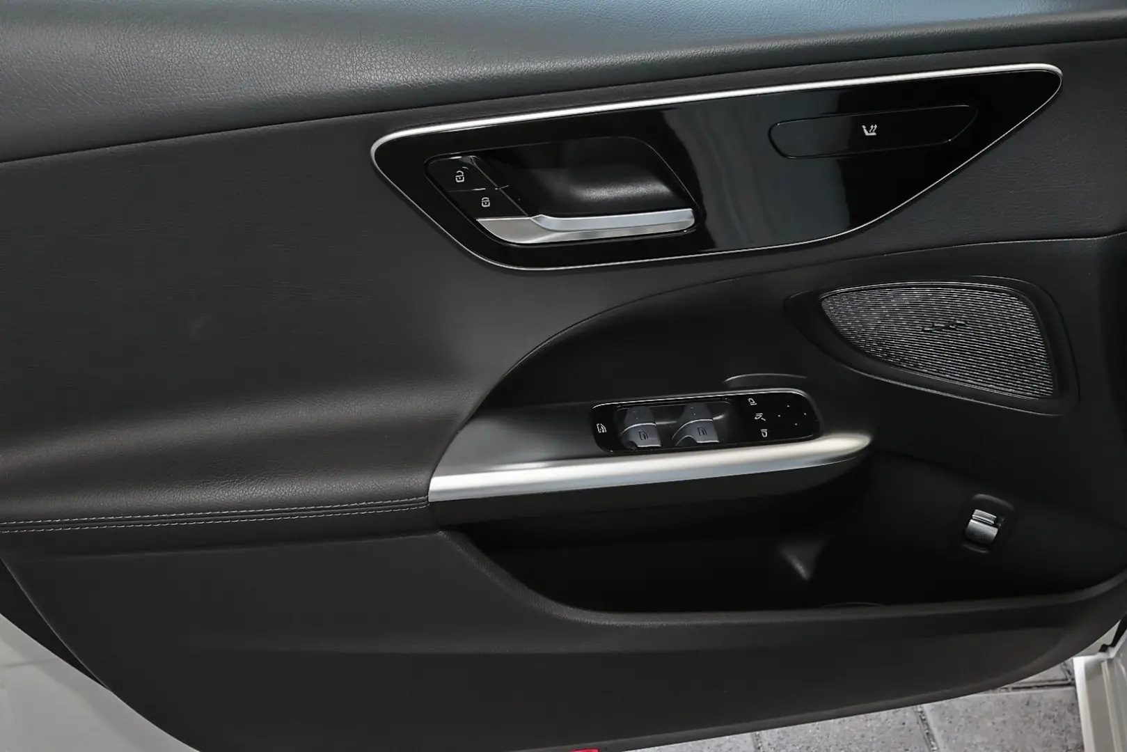 C 180 AHK+KAMERA+CARPLAY+LED+MBUX+SPURHALTE+17