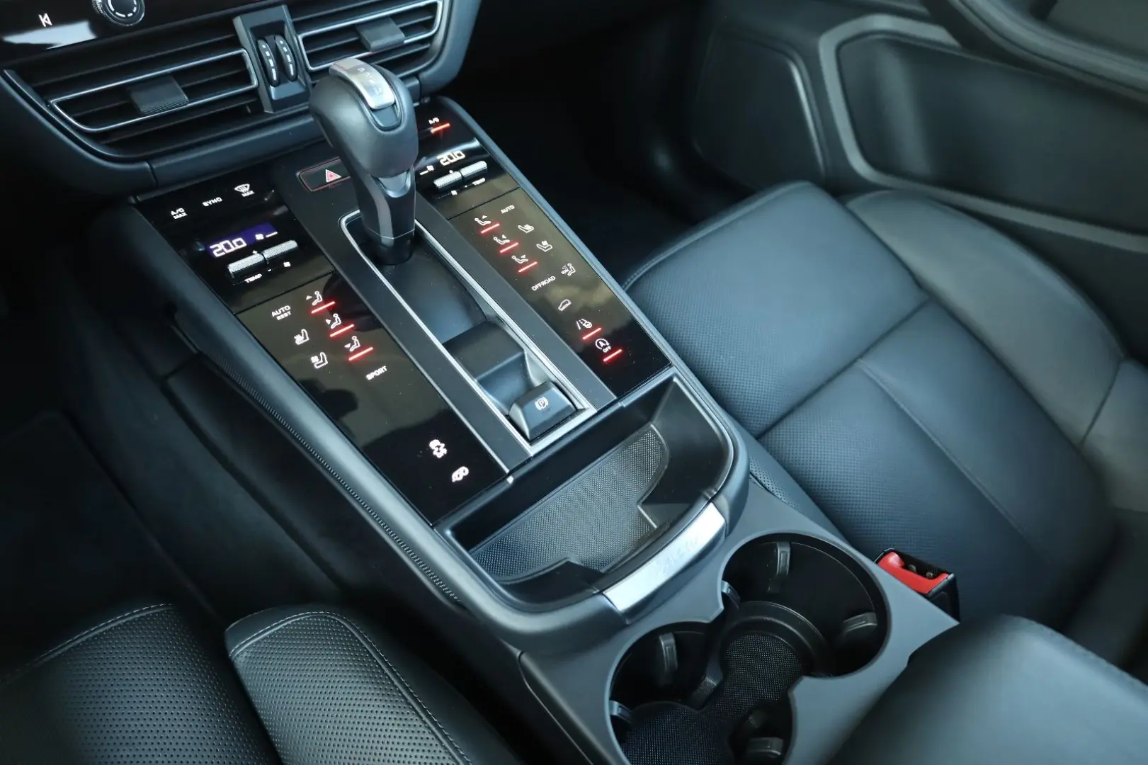 Macan 2.0 AWD/360*/4xSHZ/SBL/LHZ/PANO/TOTW/R20
