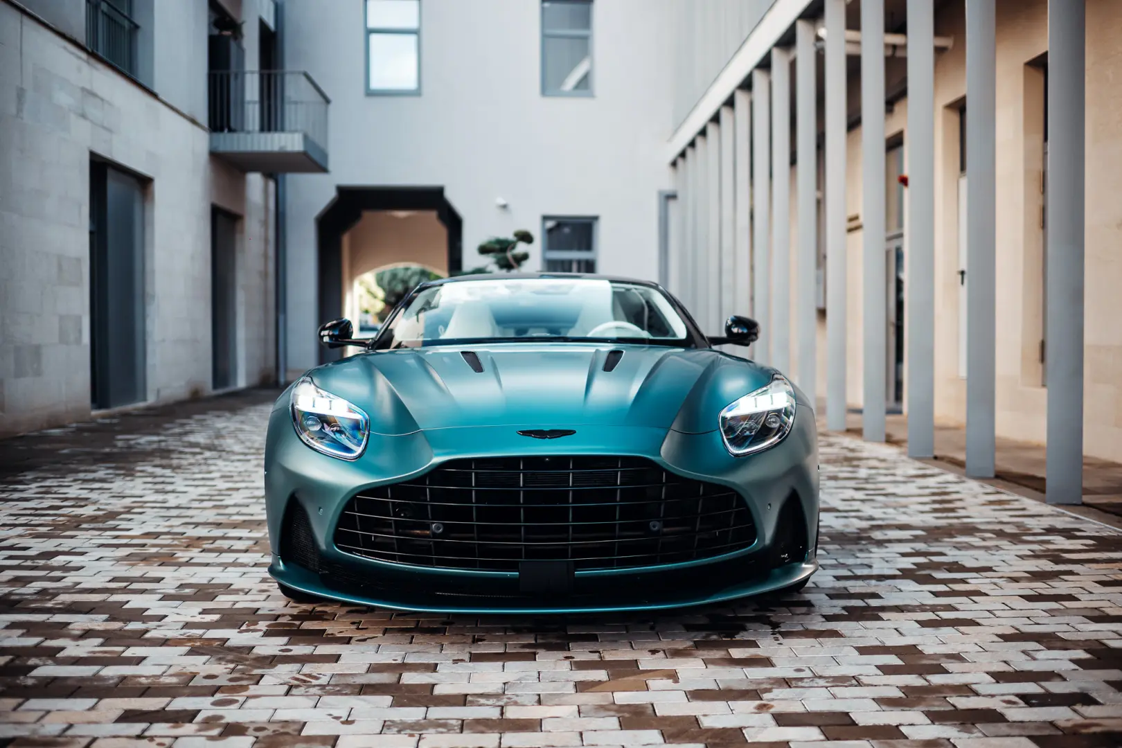 Aston Martin DB12