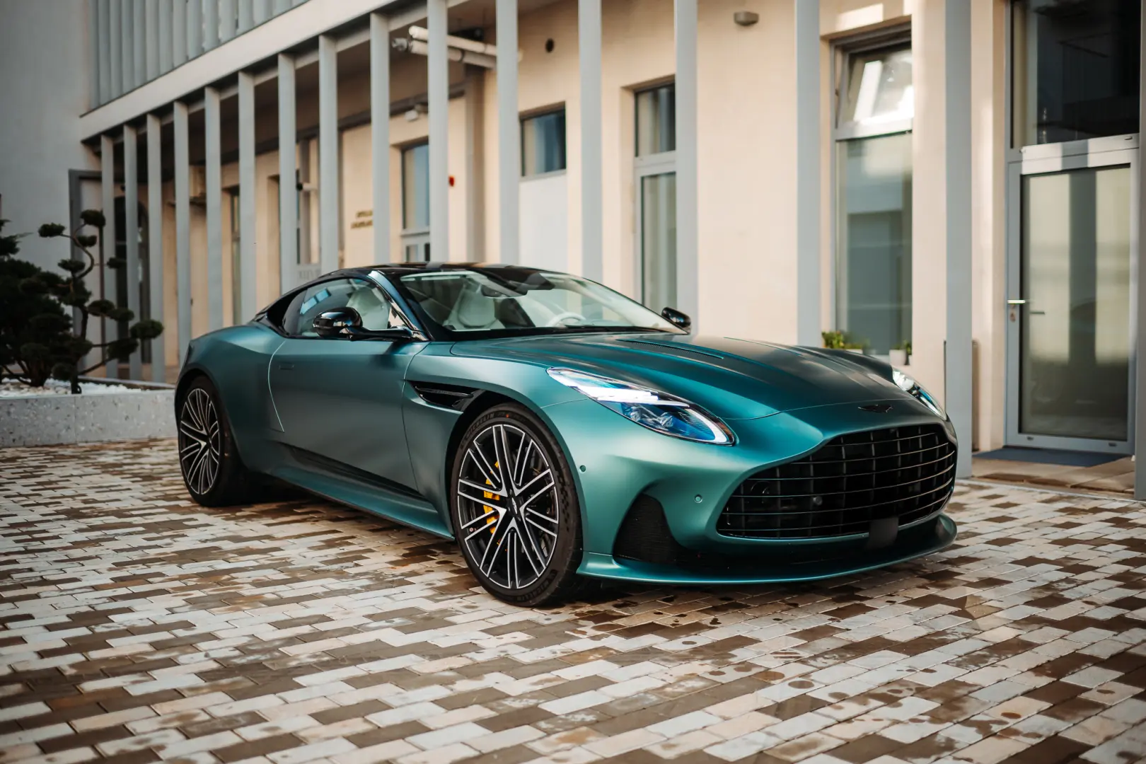 Aston Martin DB12