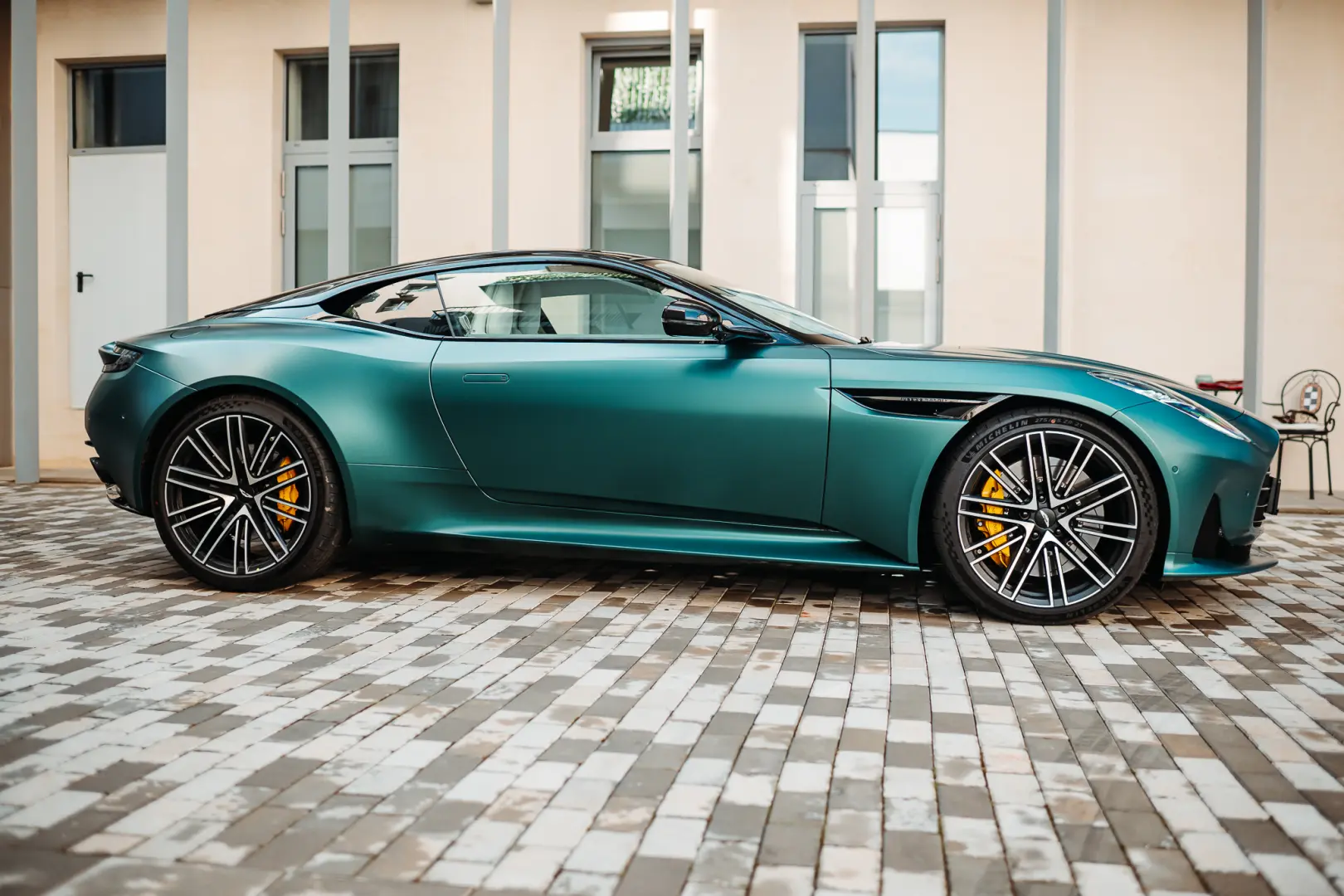 Aston Martin DB12