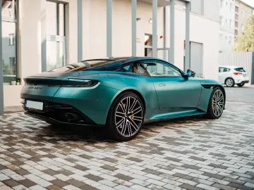 Aston Martin DB12