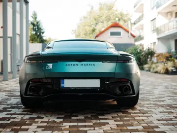 Aston Martin DB12