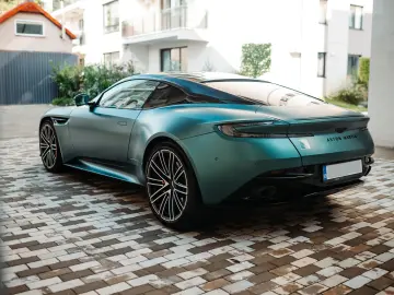 Aston Martin DB12
