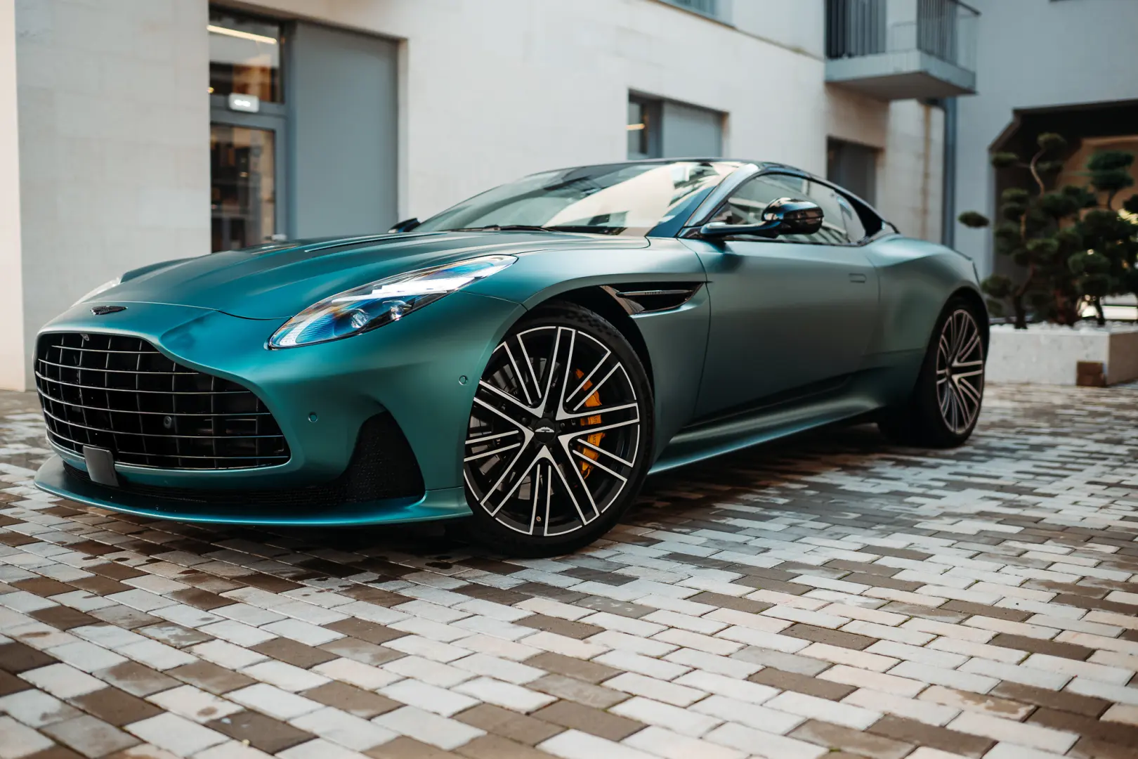 Aston Martin DB12